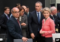 From left, Portuguese Defense Minister Jose Alberto Azeredo Lopes, Slovenian Defense Minister Andreja Katic, NATO Secretary General Jens Stoltenberg and German Defense Minister Ursula von der Leyen chat at the beginning of the informal meeting of the EU ministers of defence in Tallinn, Estonia, Thursday, Sept. 7, 2017.