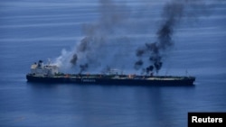 ፎቶ ፋይል፡ በግሪክ ባንዲራ በምትንቀሳቀስ የነዳጅ ጫኝ መርከብ በሁቲ አማጽያን ጥቃት ከደርሰባት በኋላ ጭስ ሲወጣ ያሳያል፣ ነሐሴ 17ቀን 2016 ዓ.ም.