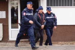 Alija Delimustafić, biznismen i ratni ministar, optužen je za organizovani kriminal u koji je uključeno skoro 50 fizičkih i pravnih lica među kojima su: tužioci, sudije, advokati, notari, državni službenici, njegovi prijatelji te firme u njegovom i vlasni