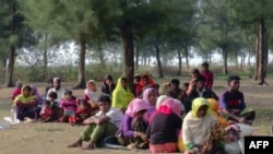 Roxinjalik qochqin ayollar Bangladeshdagi lagerda