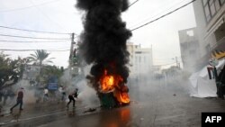 កងកម្លាំង​សន្តិសុខ​លីបង់​បាញ់​ឧស្ម័ន​ទឹក​ភ្នែក​ដើម្បី​បំបែក​បាតុករ​ នៅ​ខាង​ក្រៅ​ស្ថានទូត​អាមេរិក​នៅ​ក្នុង​ក្រុង Awkar កាលពី​ថ្ងៃទី១០ ខែធ្នូ ឆ្នាំ២០១៧។