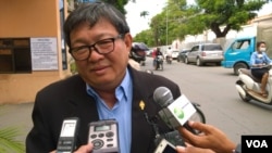 រូបឯកសារ៖ លោក សុន ឆ័យ អ្នក​តំណាងរាស្រ្ត​នៃ​គណបក្ស​សង្គ្រោះ​ជាតិ​ ផ្តល់​បទ​សម្ភាសន៍​ដល់​អ្នក​សារព័ត៌មាន​នៅ​ច្រកចូល​ខាង​ក្រោយ​នៃ​ព្រឹទ្ធសភា​ បន្ទាប់​ពី​លោក​បាន​ធ្វើ​បទ​បង្ហាញ​ពី​ចំណុច​ចម្រូងចម្រាស​ជា​ច្រើន​ដែល​មាន​នៅ​ក្នុង​សេចក្តី​ព្រាងច្បាប់ស្តី​ពី​សមាគម​និង​អង្គការ​មិន​មែន​រដ្ឋាភិបាល នៅ​ចំពោះ​មុខ​ប្រធាន​ និង​សមាជិកនៃ​ក្រុម​ប្រឹក្សា​ធម្មនុញ្ញ​កាល​ពី​ថ្ងៃ​ទី​១២ខែសីហាឆ្នាំ២០១៥។ (ហ៊ុល រស្មី/VOA)