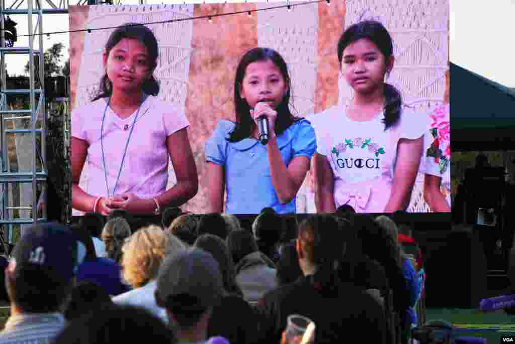 កុមារី​ លន ដារ៉ាស៊ូចេង អាយុ​១២​ឆ្នាំ (កណ្តាល)​ ឈរ​ក្បែរ​កុមារី យស សិរីសប្តាហ៍ អាយុ​១២​ឆ្នាំ (ឆ្វេង) និង​កុមារី ជា សុជាតិតា ​អាយុ​១១​ឆ្នាំ (ស្តាំ) នៃ​ក្រុម​​បង្កើត​កម្មវិធី​លក់​ផលិត​ខ្មែរ​តាម​ទូរស័ព្ទ Cambodia Identity Product ​ធ្វើ​ការ​បង្ហាញ​​​កម្មវិធី app (Pitch) ជា​ចុង​ក្រោយ​រយៈ​ពេល​១​នាទី​​នៅ​ក្នុង​​​​​ការ​ប្រកួត​ផ្តាច់​ព្រ័ត្រ​ Technovation Challenge World Pitch Summit នៅ​ទី​ស្នាក់ការ​កណ្តាល​ក្រុមហ៊ុន Google នៅ​ក្រុង Mountain View រដ្ឋ​កាលីហ្វរញ៉ា សហរដ្ឋ​អាមេរិក កណ្តាល​តំបន់​បច្ចេកវិទ្យា Silicon Valley កាល​ពី​ថ្ងៃ​ព្រហស្បតិ៍​ ​ទី​១០ ខែ​សីហា ឆ្នាំ​២០១៧។ (សឹង សុផាត/VOA)