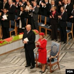 挪威国王和王后及全体来宾起立为刘晓波鼓掌（美国之音王南拍摄）