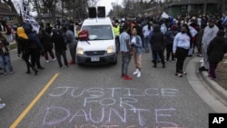 Protest u predgrađu Bruklin Centar u Mineapolisu, 11. aprila 2021. (Foto: AP/Christian Monterrosa)