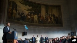 美国名媛邓文迪出席纽约大都会博物馆举办的时装馆慈善晚会 （2017年5月1日） 。美国华尔街日报2018年1月15日报道，美国情报人员在川普就任总统的2017年1月曾提醒川普的女婿库什纳，要他当心美籍华人邓文迪可能正利用她与总统女儿和库什纳的亲近关系替中国政府说话。