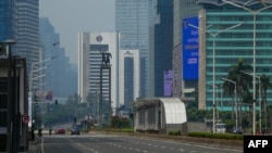 Suasana jalan-jalan protokol di Jakarta tampak lengang setelah penerapan Pembatasan Sosial Berskala Besar di tengah wabah virus corona COVID-19, Jumat, 10 April 2020. (Foto: AFP)