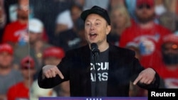 Իլոն Մասկը ելույթ է ունենում Դոնալդ Թրամփի կողմնակիցների հանրահավաքին։ Բաթլեր, Փենսիլվանիա, հոկտեմբերի 5, 2024թ․։