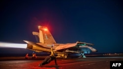 Фото Центрального командування США від 24 лютого 2024 року: літак злітає з авіаносця USS Eisenhower в Червоному морі