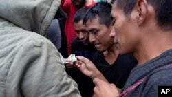 Guatemaltecos que fueron deportados de EE.UU. llegan a una base de la fuerza aérea de Guatemala el 16 de julio del 2019.