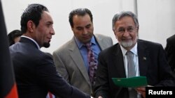 Afg'oniston tashqi ishlar vaziri Zalmay Rasul (o'ngda) prezidentlikka nomzod sifatida ro'yxatdan o'tgani haqida saylov komissiyasida guvohnoma olmoqda, Kobul, 6-oktabr, 2013-yil