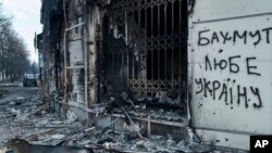 Centar grada oštećen ruskim granatiranjem. Na zidu piše "Bahmut voli Ukrajinu", region Donjeck, 10. februar 2023. (Foto: AP/Libkos)