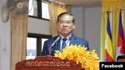 រូបឯកសារ៖ លោកឧបនាយករដ្ឋមន្ត្រី ស ខេង ឡើងថ្លែងសុន្ទរកថានៅសាលាខេត្តប៉ៃលិន កាលពីថ្ងៃទី២១ ខែធ្នូ ឆ្នាំ២០២០។ (រូបថត៖ ទំព័រហ្វេសប៊ុកលោក ស ខេង) 