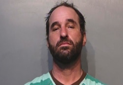 دۆگلاس جێنسن، یەکێکە لەوانەی پۆلیس دەڵێت لە نێو ئەو کەسانەدا بووە کە هێرشیان کردبووە سەر کۆنگرێس. ناوبراو لە ویلایەتی ئایاوا دەستگیرکراوە