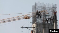 រូបឯកសារ៖ កម្មករ​សំណង់​កំពុង​ធ្វើការ​នៅការដ្ឋាន​សំណង់​អគារមួយនៅរាជធានីភ្នំពេញ កាលពីថ្ងៃទី២៩ ខែមករា ឆ្នាំ២០១៩។