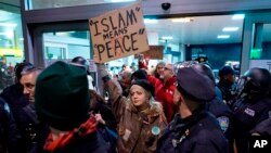 Estados Unidos planea limitar a 30.000 el número de refugiados que aceptará en el año fiscal 2019, pero el presidente Donald Trump consultará antes con el Congreso, informó el Departamento de Estado.