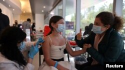 Una niña de 12 años recibe la vacuna contra COVID-19 en una clínica de Los Ángeles, EE. UU., el 13 de mayo de 2021.