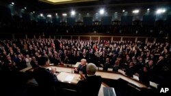 Rais Trump akiwasili katika ukumbi wa Bunge la Congress kutoa hotuba yake ya Hali ya Taifa