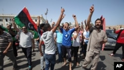 Liviyaliklar poytaxt Tripolida parlament saylovlarini nishonlamoqda, 7-iyul, 2012-yil.