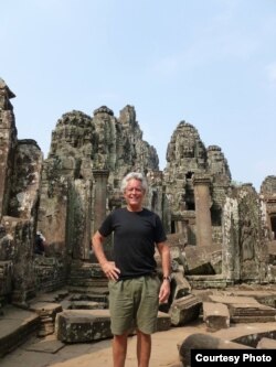 លោក​ Bobby Bywater វ័យ ៦៨​ឆ្នាំ​ អ្នក​ត្រួតពិនិត្យ​ការ​ហោះហើររបស់ក្រុមហ៊ុន​អាកាសចរណ៍​ធំ​មួយ​នៅ​អាមេរិក។ (រូបថតផ្តល់ដោយ​លោក Bobby Bywater)