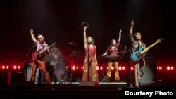 ក្រុមសម្តែងល្ខោន Cambodian Rock Band និពន្ធដោយអ្នកស្រី Lauren Yee នៅរោងល្ខោន Signature Theater នៅទីក្រុងញូវយ៉ក សហរដ្ឋអាមេរិក។ (Courtesy photo of Joan Marcus) 