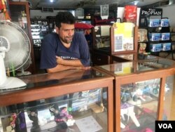 Las tiendas para animales han evolucionado por la crisis económica y algunas hasta venden neumáticos y aceites para motores de vehículos.