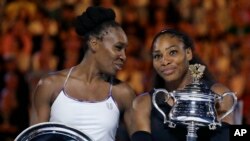 Venus et Serena Williams lors de la finale de l'Open d'Australie, Melbourne, le 28 janvier 2017.