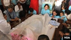 ក្រុមគ្រួសាររអមសពលោក នួន ជា មុនពិធីរំលាយសពលោក ក្នុងបរិវេណវត្តព្រំគីរីមរកត ភូមិផ្សារព្រំ ឃុំស្ទឹងកាច់ ស្រុកសាលាក្រៅ ខេត្តប៉ៃលិន កាលពីថ្ងៃទី០៩ ខែសីហា ឆ្នាំ២០១៩។ (អូន ឆេងប៉រ/VOA)