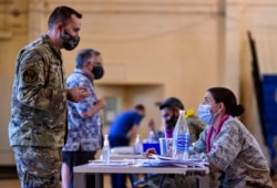 Unit medis militer Hickam 15th Medical Group, menggelar vaksinasi massal COVID-19 di Pangkalan Gabungan Harbor-Hickam, 9 Februari 2021. (Foto: Departemen Pertahanan AS via AP)