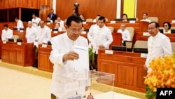 សមាជិកព្រឹទ្ធសភា លោក ហ៊ុន សែន បោះឆ្នោតជ្រើសរើសប្រធានព្រឹទ្ធសភា ក្នុងកិច្ចប្រជុំលើកដំបូងព្រឹទ្ធសភា នៅរាជធានីភ្នំពេញ ថ្ងៃទី៣ ខែមេសា ឆ្នាំ២០២៤។ (Cambodia Senate / AFP)