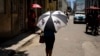 Una persona se protege del calor bajo una sombrilla en una calle de La Habana, Cuba, el 5 de julio de 2023. 