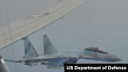 美国国防部公布的俄罗斯SU-35s战机2020年5月在地中海上空近距离拦截美国海军一架P-8A型反潜机的照片。