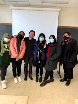 Bianca Swasono dan teman-teman bersama Professor Wu, dosen Women and Gender in Asia tetap mengenakan masker di kelas.
