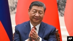 中国网信办日前推出一款号称通过习近平思想理论检验的AI聊天机器人，称其智能问答功能保证生成内容的权威、准确。分析指出，这一模型目前虽然只是一款内部宣传和学习工具，但一旦推广可能成为AI时代中国舆论的框架标准；让AI机器人以自然的语言重复陈腔滥调更是反映出中国目前言论环境的荒谬。