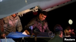 Un niño sobreviviente de un accidente de un avión Cessna 206 que se estrelló en la espesa selva de Colombia es transportado en una camilla después de llegar a la base aérea militar CATAM, en Bogotá, Colombia, el 10 de junio de 2023. REUTERS/Luisa González 