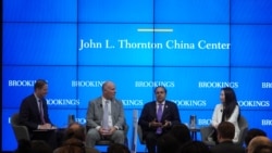 眾議院中共問題特設委員會主席約翰·穆勒納爾(左二)和委員會首席民主黨議員拉賈·克里希納莫蒂(右二)出席華盛頓智庫布魯金斯學會活動，討論國會如何應對美中關係。 (2025年2月25日，美國之音記者李逸華拍攝)