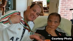 عطاامین در دیدار با محمد علی در ۲۰۱۵ میلادی