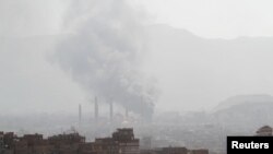 Moshi umetanda juu ya Sanaa kufuatia mapigano makali kati ya wafuasi wa rais wa zamani Ali Saleh na wapiganaji wa Kihouthi mjini Sana'a, Yemen, Dec. 2, 2017. 