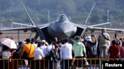 中國廣東珠海第15屆航空展的觀展者正在參觀中國空軍殲-20戰機。 （2024年11月12日）