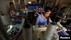 រូបឯកសារ៖ កម្មការិនីកំពុង​ធ្វើការ​នៅ​ក្នុង​រោងចក្រ​កាត់ដេរ​មួយនៅ​រាជធានី​ភ្នំពេញ កាលពីថ្ងៃទី២៨ ខែមីនា ឆ្នាំ២០១៦។