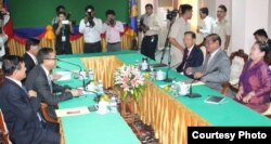 ថ្នាក់ដឹកនាំក្រុមតំណាងរាស្ត្រគណបក្សប្រជាជនកម្ពុជា​ដឹកនាំដោយលោក ស ខេង ឧប​នាយក​រដ្ឋ​មន្ត្រី​និង​ជា​រដ្ឋ​មន្ត្រី​ក្រសួង​មហាផ្ទៃ ជួបពិភាក្សាការងារជាមួយថ្នាក់ដឹកនាំក្រុមតំណាងរាស្ត្រគណបក្សសង្គ្រោះ​ជាតិ ដឹកនាំដោយលោក​ សម រង្ស៊ី ប្រធាន​គណបក្ស​សង្គ្រោះ​ជាតិ​នៅមន្ទីររដ្ឋសភាជាតិ នៅ​ថ្ងៃ ច័ន្ទ​ ទី​៦ ខែ​មេសា ឆ្នាំ​២០១៥។ (ប្រភព៖ ទំព័រ​ហ្វេសប៊ុក​លោក សម រង្ស៊ី)