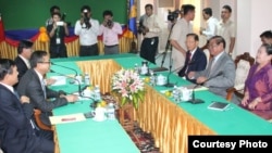 ថ្នាក់ដឹកនាំក្រុមតំណាងរាស្ត្រគណបក្សប្រជាជនកម្ពុជា​ដឹកនាំដោយលោក ស ខេង ឧប​នាយក​រដ្ឋ​មន្ត្រី​និង​ជា​រដ្ឋ​មន្ត្រី​ក្រសួង​មហាផ្ទៃ​​ ជួបពិភាក្សាការងារជាមួយថ្នាក់ដឹកនាំក្រុមតំណាងរាស្ត្រគណបក្សសង្គ្រោះ​ជាតិ ដឹកនាំដោយលោក​ សម រង្ស៊ី ប្រធាន​គណបក្ស​សង្គ្រោះ​ជាតិ​នៅមន្ទីររដ្ឋសភាជាតិ នៅ​ថ្ងៃ ច័ន្ទ​ ទី​៦ ខែ​មេសា ឆ្នាំ​២០១៥។ (ប្រភព៖ ទំព័រ​ហ្វេសប៊ុក​លោក សម រង្ស៊ី)