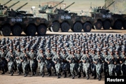 中国解放军军人在内蒙古朱日和训练基地准备参加阅兵，庆祝解放军建军90周年。（2017年7月30日）