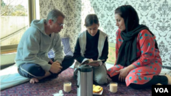 احمد ظاهر سلطانی، پناهجوی افغان همراه همسر و دخترش در اسلام‌آباد، پایتخت پاکستان، زندگی می‌کند، از تعلیق برنامه اسکان مجدد به ایالات متحده نگران است