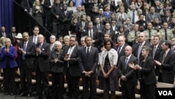La audiencia aplaude al presidente Obama tras el discurso donde honró a las víctimas del ataque en Arizona.