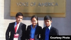 សិស្ស​វិទ្យាល័យ​មក​ពី​ខេត្ត​រតនគីរី នៅ​កម្ពុជា ដែល​ចូល​រួម​ក្នុង​គម្រោង​ SEAYLP នៅ​មុខ​ទី​ស្នាក់​ការ VOA