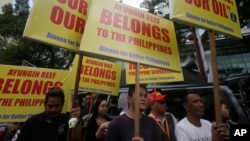 Những người biểu tình tuần hành với biểu ngữ tới trước Lãnh sự quán Trung Quốc tại khu tài chính của Makati, phía đông thành phố Manila, ngày 24/7/2015.