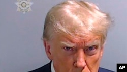 Policijska fotografija bivšeg američkog predsednika (Foto: Fulton County Sheriff's Office via REUTERS)