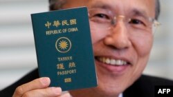 资料照：台湾外交官吕庆龙亮出他的台湾护照。（2011年5月16日）