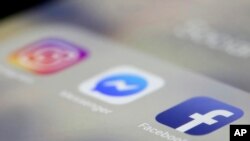 Facebook prohíbe la promoción de cigarrillos electrónicos y las autoridades han estado presionando a los “influencers” para que aclaren que están recibiendo un pago o promoción de productos.